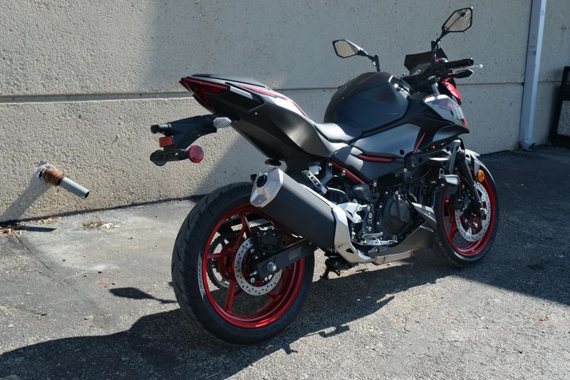 2025 Kawasaki Z500 SE ABS CANDY PERSIMMON RED AND METALLIC FLAT SPARK BLACK AND METALLIC MATTE GRAPHENESTEEL GRAY Image 3