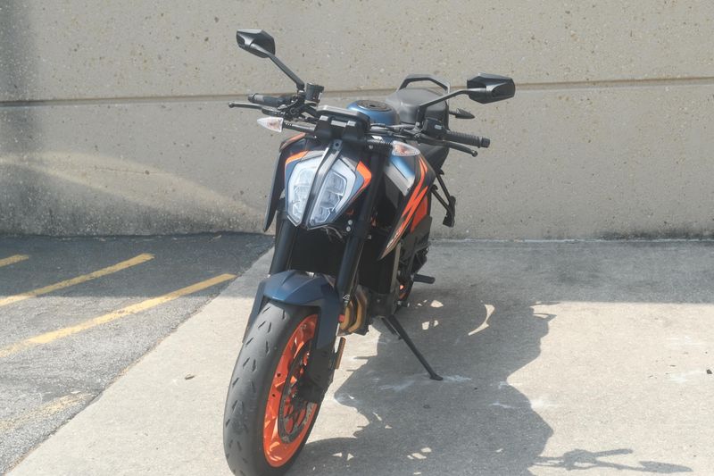 2023 KTM 890 DUKE R ORANGE AND BLUE Image 9