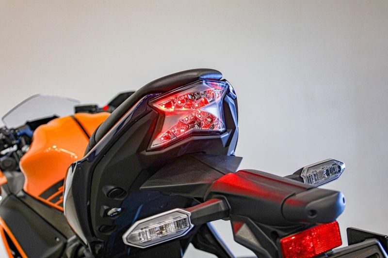 2025 Kawasaki NINJA 650 ABS CANDY STEEL FURNACE ORANGE AND METALLIC SPARK BLACK AND METALLIC ROYAL PURPLE Image 13