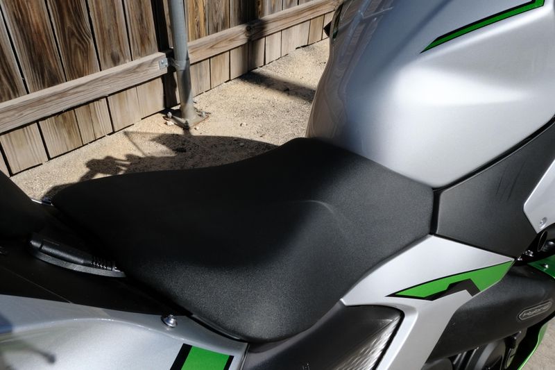 2024 Kawasaki NINJA 7 HYBRID ABS METALLIC BRIGHT SILVER AND METALLIC MATTE LIME GREEN AND EBONYImage 3