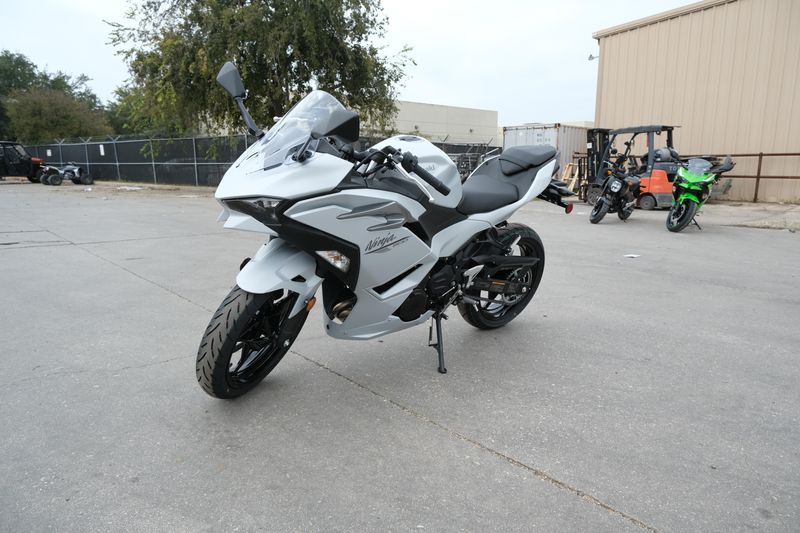 2025 Kawasaki NINJA 500 METALLIC MATTE WHITISH SILVER AND METALLIC MOONDUST GRAYImage 22