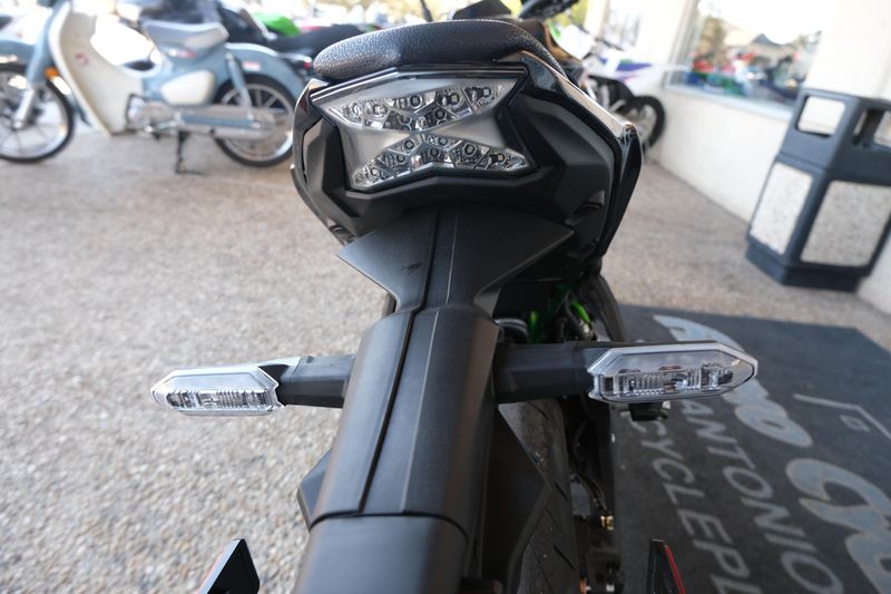 2025 Kawasaki Z650 ABS METALLIC SPARK BLACK AND GREENImage 15