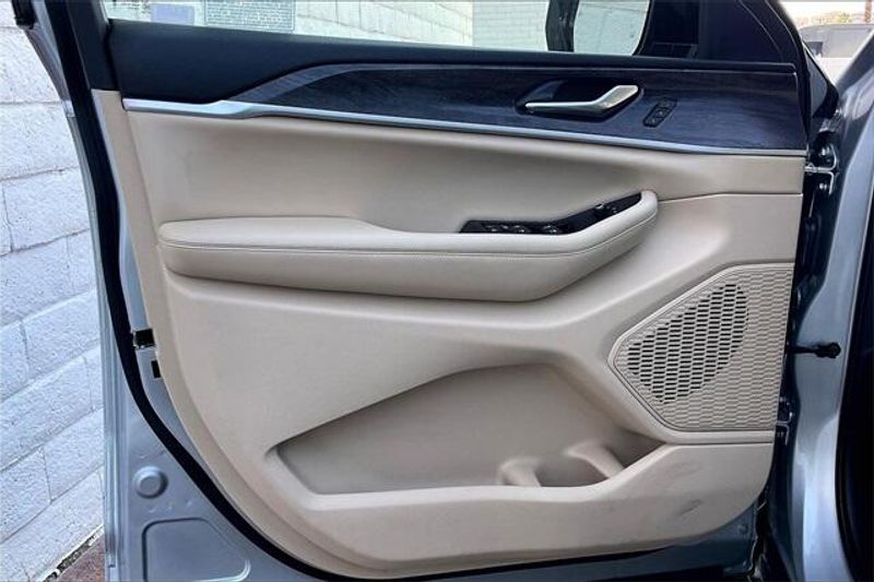 Used 2023 Jeep Grand Cherokee L LimitedImage 22
