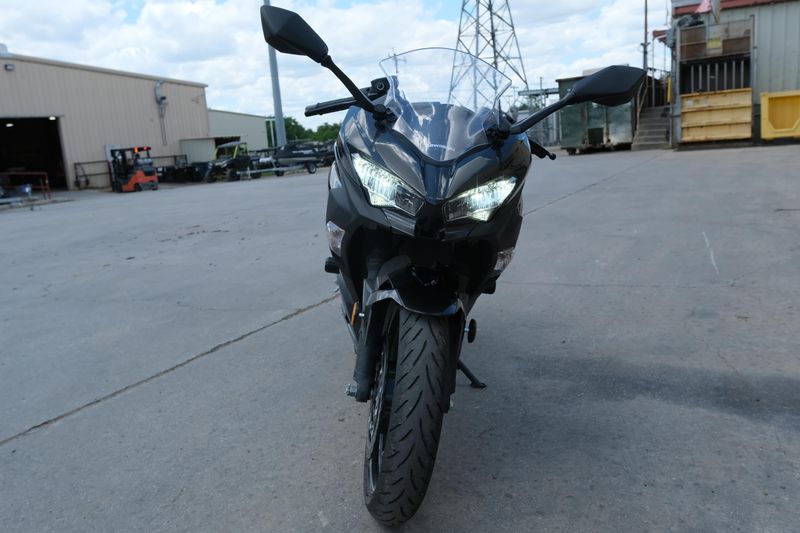 2023 Kawasaki NINJA 400 ABS METALLIC CARBON GRAY AND METALLIC MATTE CARBON GRAY Image 9