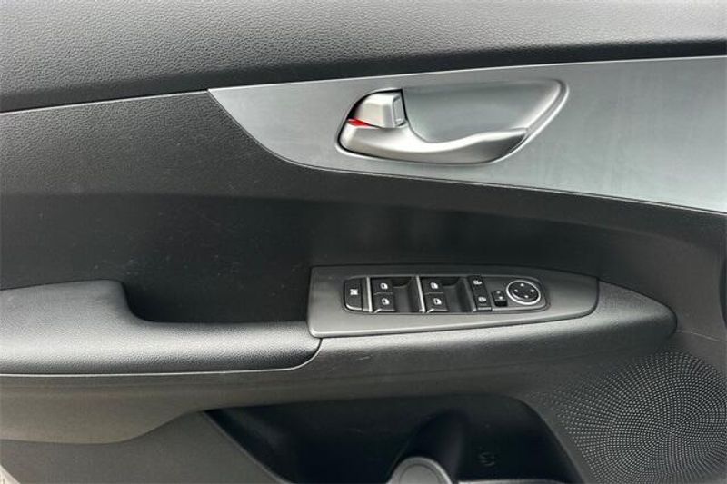 Used 2023 Kia Forte LXSImage 9