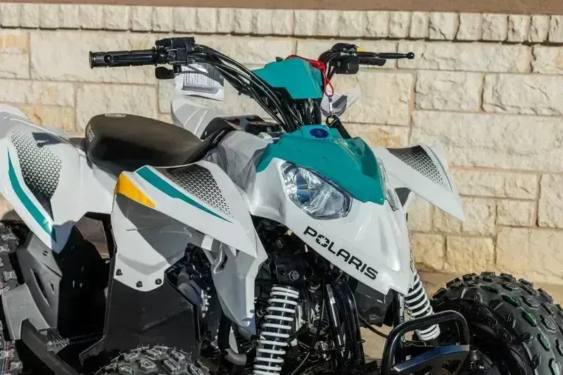 2025 Polaris OUTLAW 110 EFI BRIGHT WHITE AND RADIANT GREENImage 7