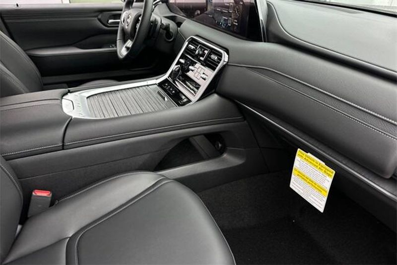 New 2025 Nissan Armada SVImage 14