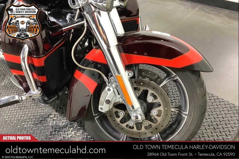 2017 Harley-Davidson Electra Glide in a BLK GNT/EL RED W/PINSTRIPE exterior color. BMW Motorcycles of Temecula – Southern California 951-395-0675 bmwmotorcyclesoftemecula.com 