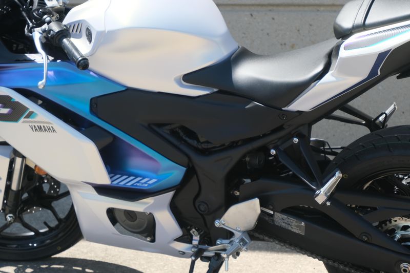 2025 Yamaha YZFR3 ABS LUNAR WHITE AND NEBULA BLUE Image 26