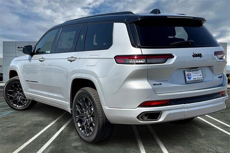 New 2025 Jeep Grand Cherokee L Summit 4x4Image 2