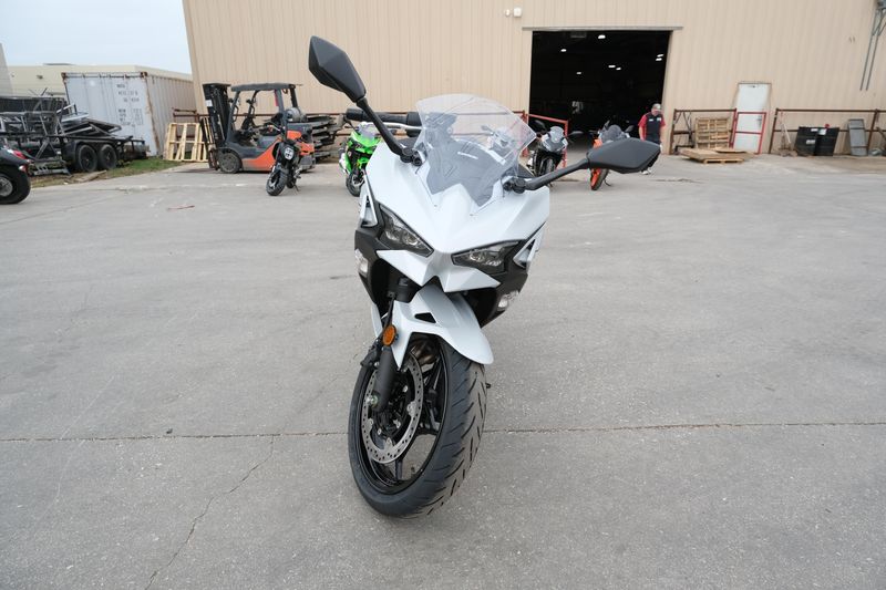 2025 Kawasaki NINJA 500 METALLIC MATTE WHITISH SILVER AND METALLIC MOONDUST GRAYImage 19