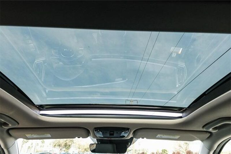 New 2025 Kia Sorento SXImage 9