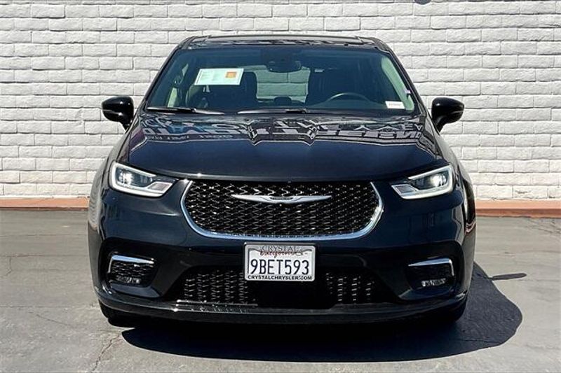 2022 Chrysler Pacifica Hybrid Touring LImage 2