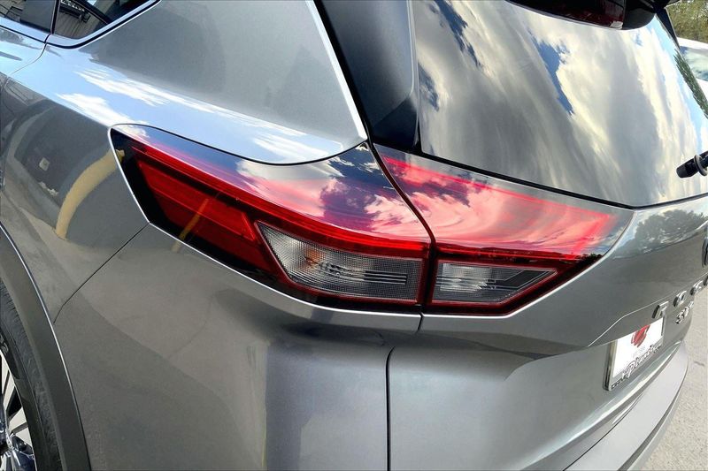 2023 Nissan Rogue SV photo 28
