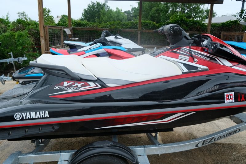 2016 Yamaha VX DELUXE BLACK AND RED Image 6