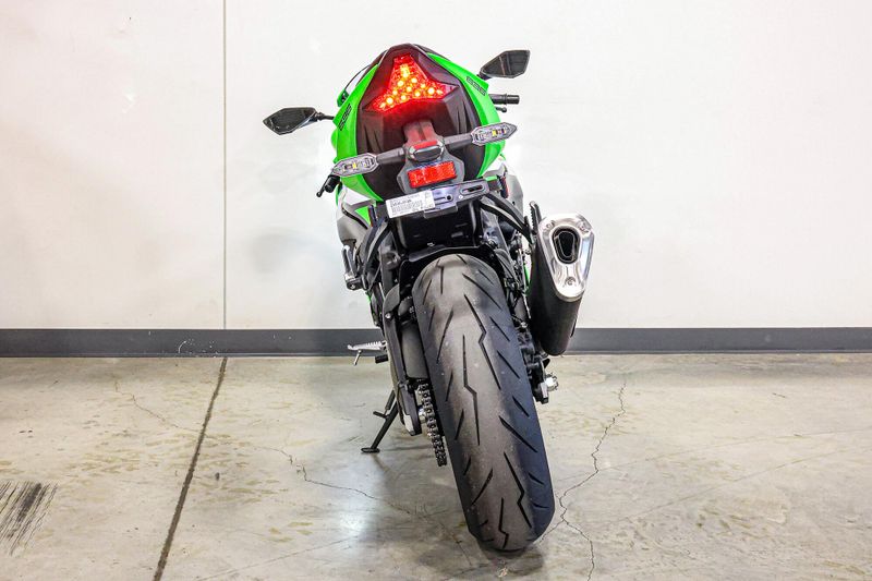 New 2025 Kawasaki NINJA ZX6R ABS   METALLIC MATTE DARK GRAY AND EBONY Image 4