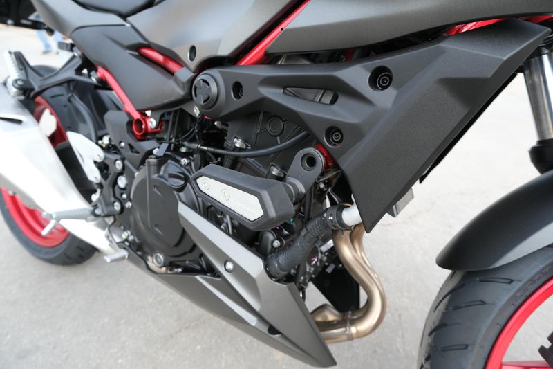 2025 Kawasaki Z500 SE ABS CANDY PERSIMMON RED AND METALLIC FLAT SPARK BLACK AND METALLIC MATTE GRAPHENESTEEL GRAYImage 23