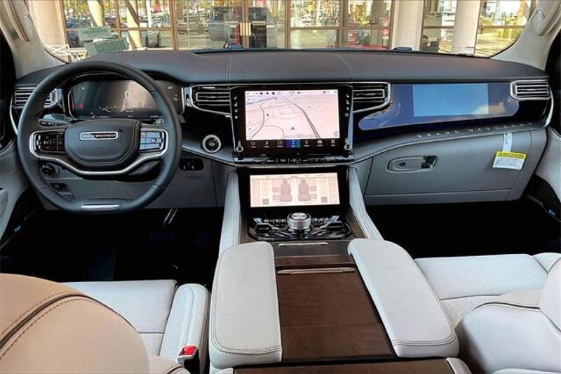 2023 Jeep Grand Wagoneer II photo 4