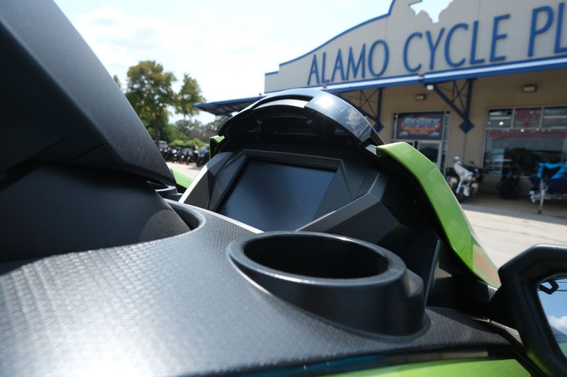 2024 Yamaha WAVERUNNER FX CRUISER SVHO WITH AUDIO BLACK AND ACID GREEN Image 10