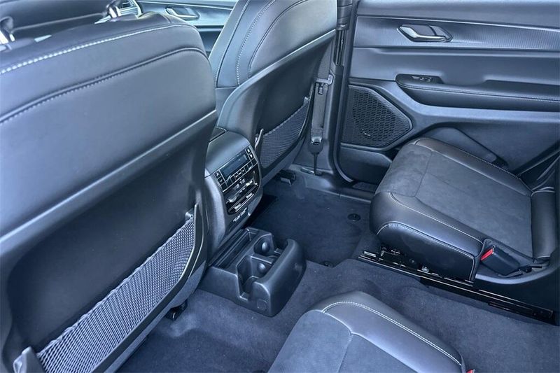 2025 Jeep Grand Cherokee Altitude photo 12