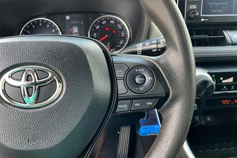 2022 Toyota RAV4 LEImage 19