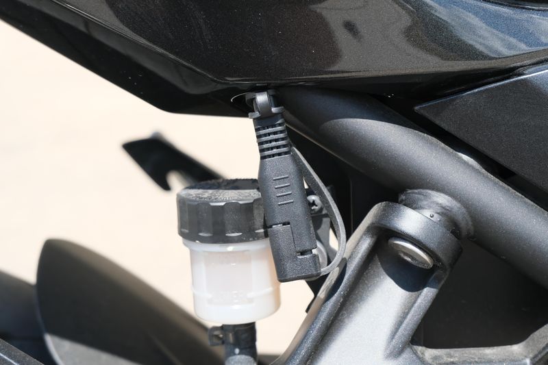 2023 Kawasaki NINJA 400 ABS METALLIC CARBON GRAY AND METALLIC MATTE CARBON GRAY Image 21