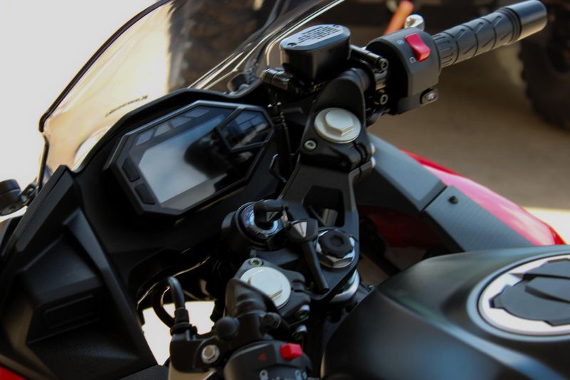 2025 Kawasaki NINJA 500 ABS PASSION RED AND METALLIC FLAT SPARK BLACK AND METALLIC MATTE DARK GRAY Image 21