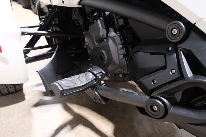 NEW 2026 CAN-AM SPYDER F3-T Image 11
