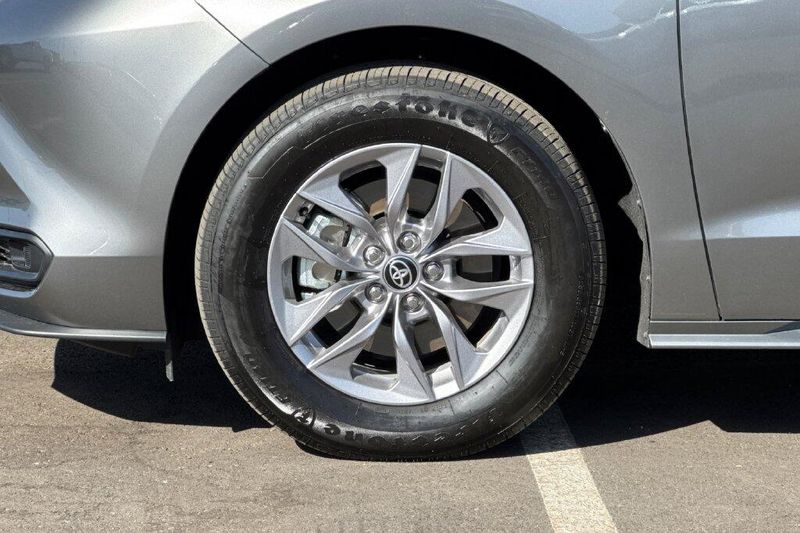 Used 2026 Toyota Sienna LEImage 25