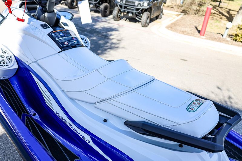 2025 Yamaha GP SVHO WITH AUDIO WHITE AND RACING BLUE Image 19