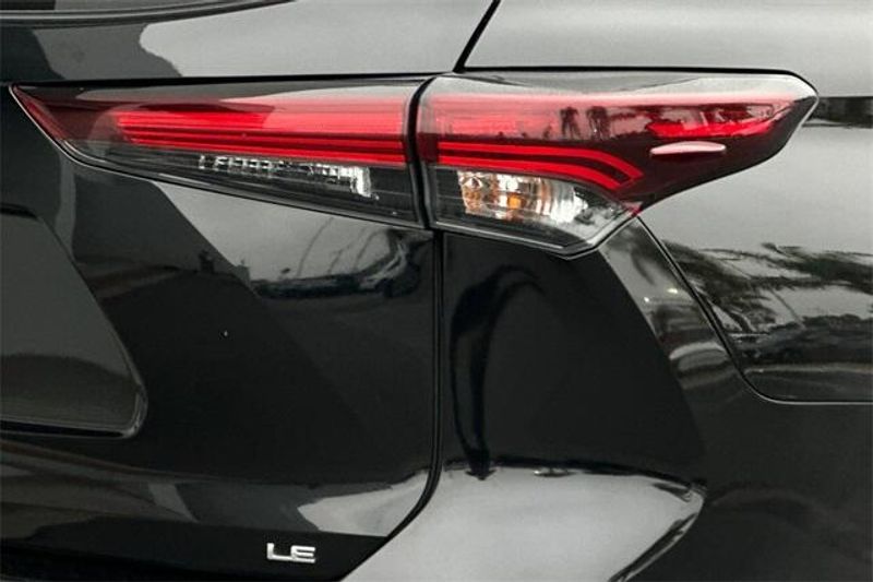 Used 2024 Toyota Highlander LEImage 25