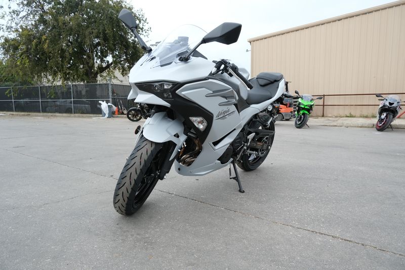 2025 Kawasaki NINJA 500 METALLIC MATTE WHITISH SILVER AND METALLIC MOONDUST GRAYImage 1