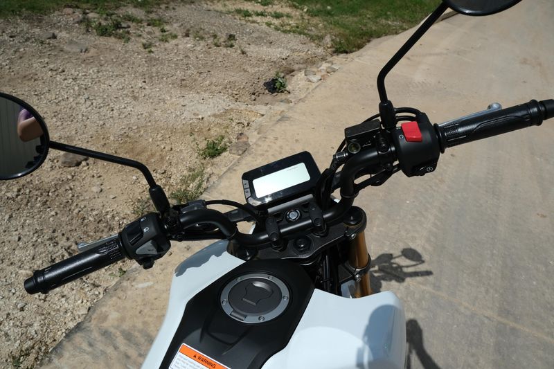 2025 Honda GROM ABS PEARL WHITEImage 5