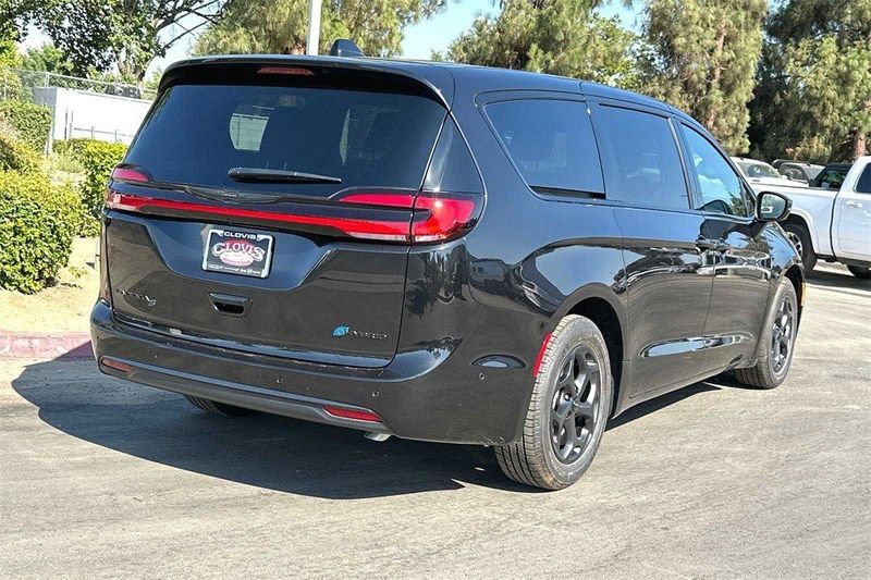2023 Chrysler Pacifica Plug-in Hybrid Touring L