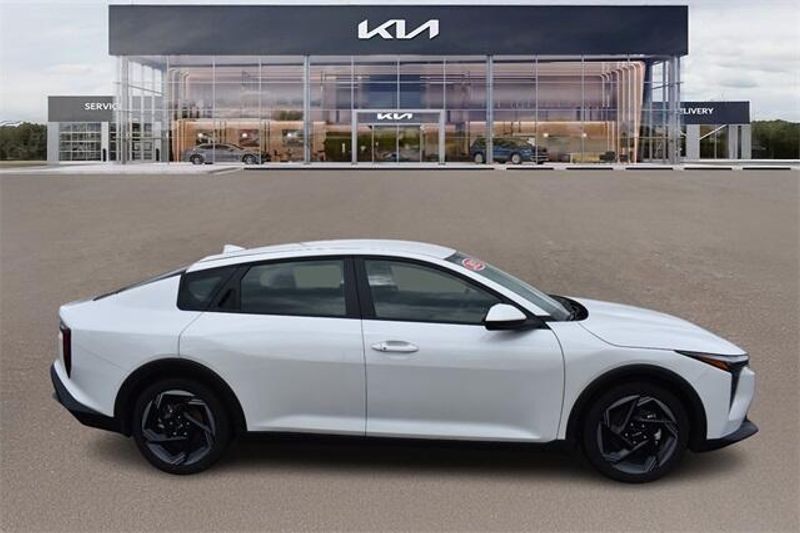 2025 Kia K4 EXImage 2