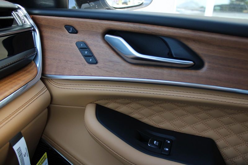 2025 Jeep Grand Cherokee L Summit Reserve photo 26