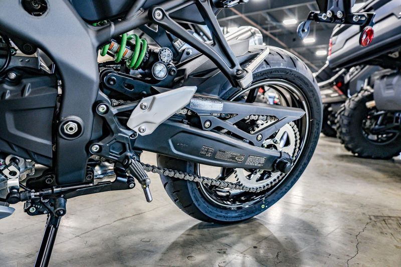 2025 Kawasaki NINJA ZX4RR ABS METALLIC MATTE WHITISH SILVER AND METALLIC FLAT SPARK BLACK Image 7