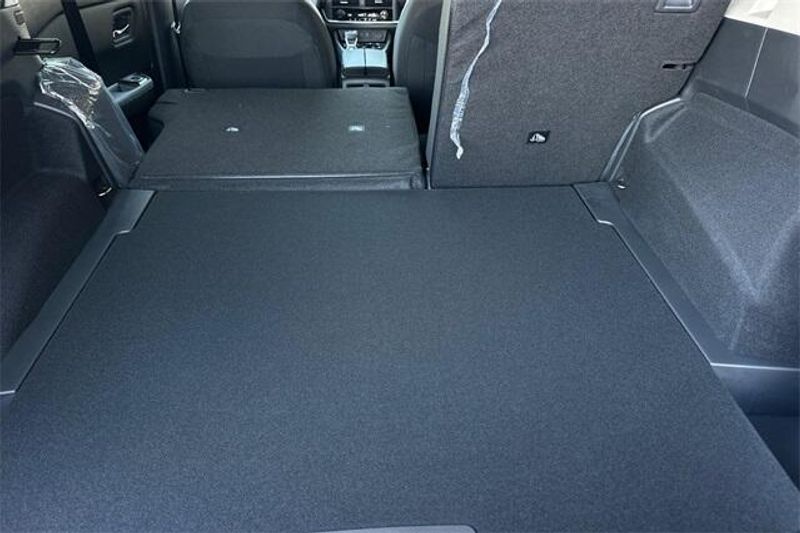 New 2025 Nissan Rogue SVImage 12