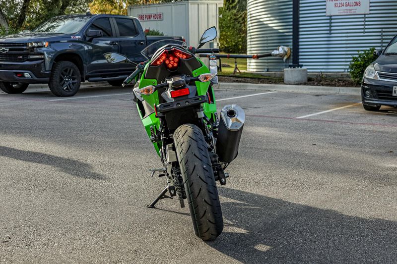 2025 Kawasaki NINJA 500 KRT EDITION LIME GREEN AND EBONY AND PEARL BLIZZARD WHITEImage 8