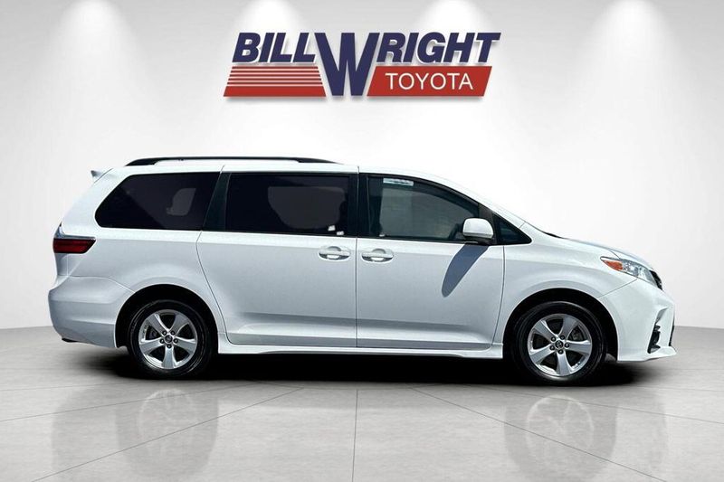 Used 2018 Toyota Sienna LEImage 2