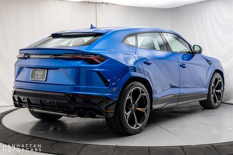 2022 Lamborghini Urus BaseImage 5