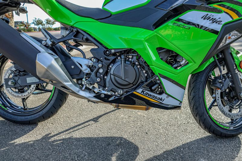 2025 Kawasaki NINJA 500 KRT EDITION LIME GREEN AND EBONY AND PEARL BLIZZARD WHITEImage 17