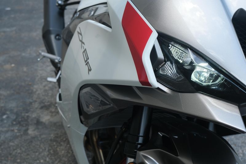 2025 Kawasaki NINJA ZX6R PEARL ROBOTIC WHITE AND METALLIC GRAPHITE GRAY Image 24