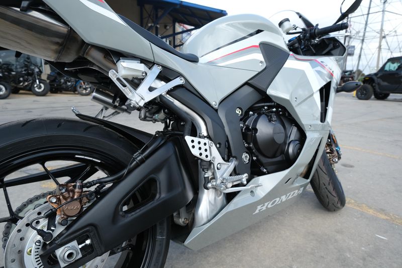 2025 Honda CBR600RR ABS DEEP PEARL GRAYImage 3