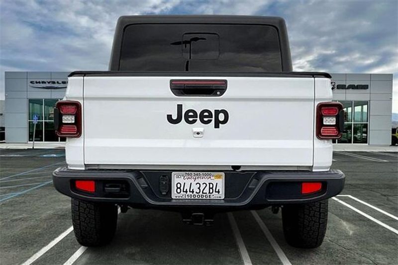 2024 Jeep Gladiator Willys photo 3