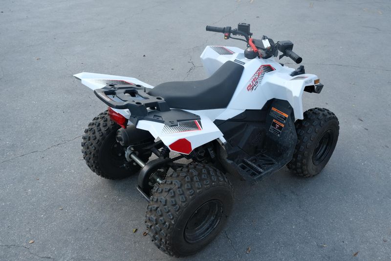 Used 2023 Polaris OUTLAW 70 EFI BRIGHT WHITE AND RED Image 3