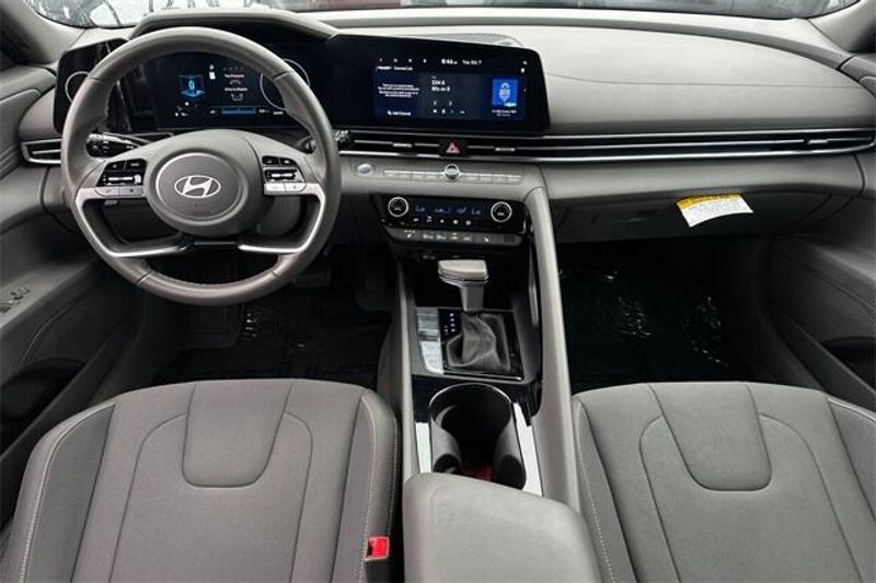 Used 2024 Hyundai Elantra SELImage 11