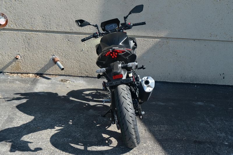 2025 Kawasaki Z500 SE ABS CANDY PERSIMMON RED AND METALLIC FLAT SPARK BLACK AND METALLIC MATTE GRAPHENESTEEL GRAY Image 4