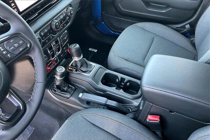 2025 Jeep Gladiator Willys photo 7