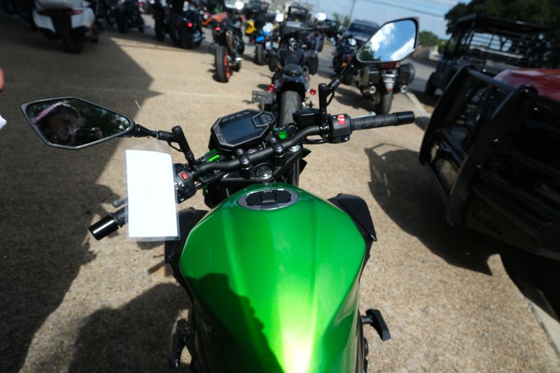 2024 Kawasaki Z500 ABS CANDY LIME GREEN AND METALLIC FLAT SPARK BLACK AND METALLIC GRAPHITE GRAYImage 10